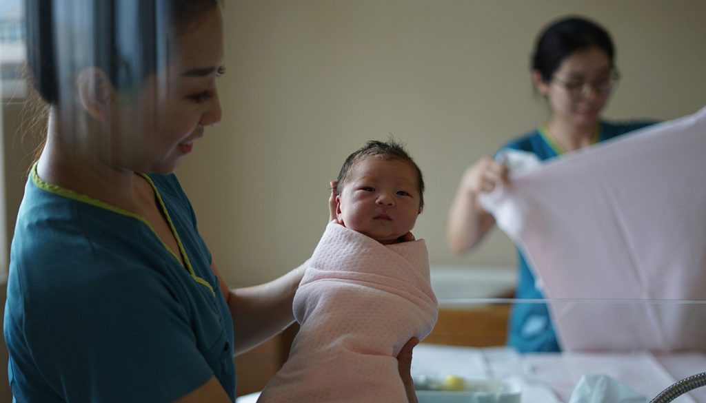 découvrez combien gagne une sage-femme en hôpital, en libéral et à l’étranger. analyse des salaires, des différences selon les secteurs et des perspectives internationales.