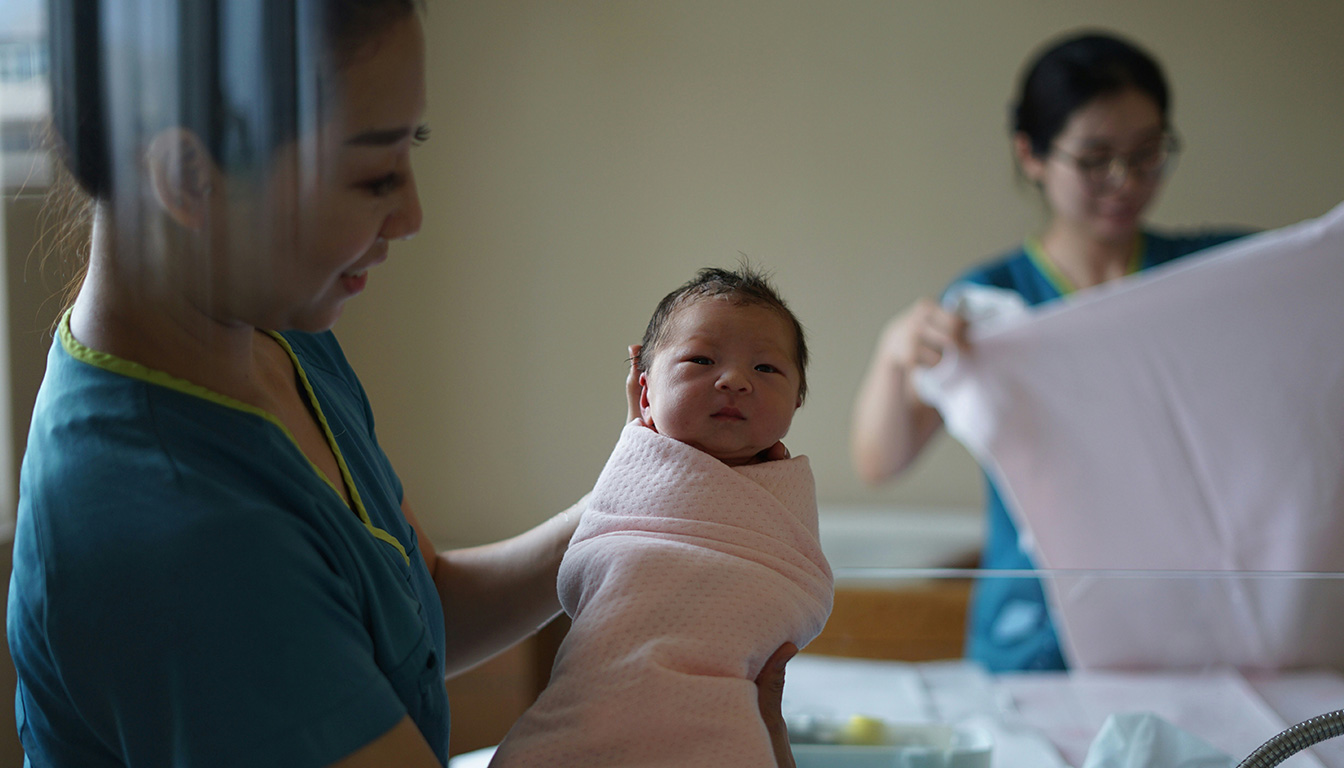 découvrez combien gagne une sage-femme en hôpital, en libéral et à l’étranger. analyse des salaires, des différences selon les secteurs et des perspectives internationales.