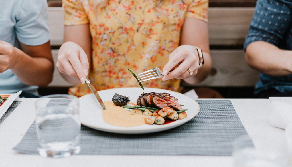 découvrez un modèle de clause ticket restaurant à intégrer dans le contrat de travail, accompagné d'exemples pratiques et de conseils pour une rédaction claire et conforme.