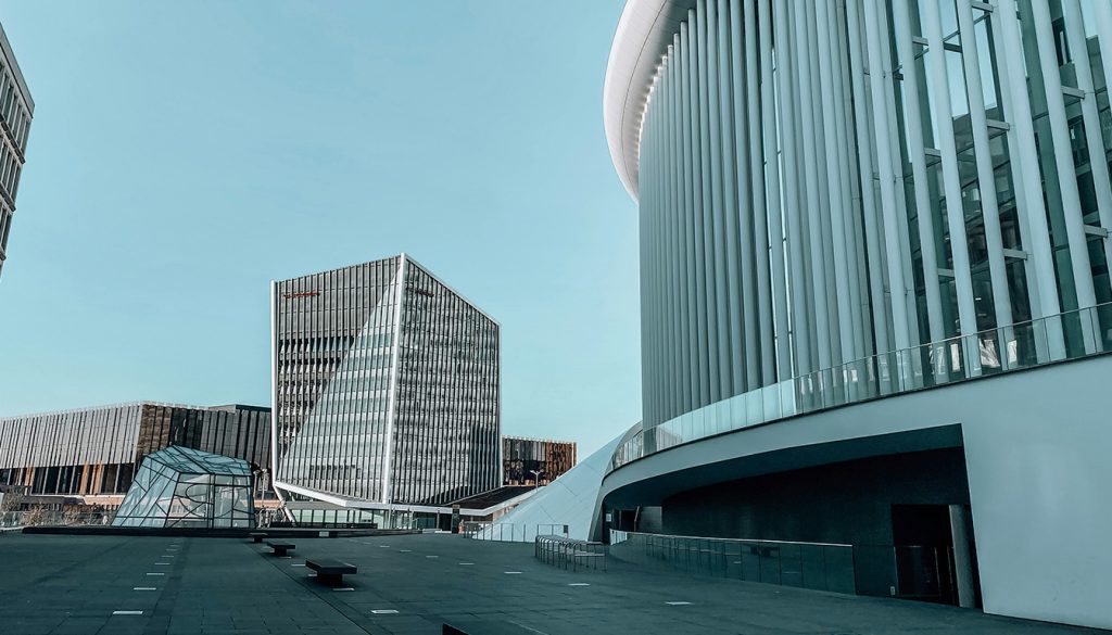 découvrez le montant net et brut du smic au luxembourg ainsi que les différences salariales entre les employés qualifiés et non qualifiés. informations claires pour mieux comprendre les salaires au luxembourg.