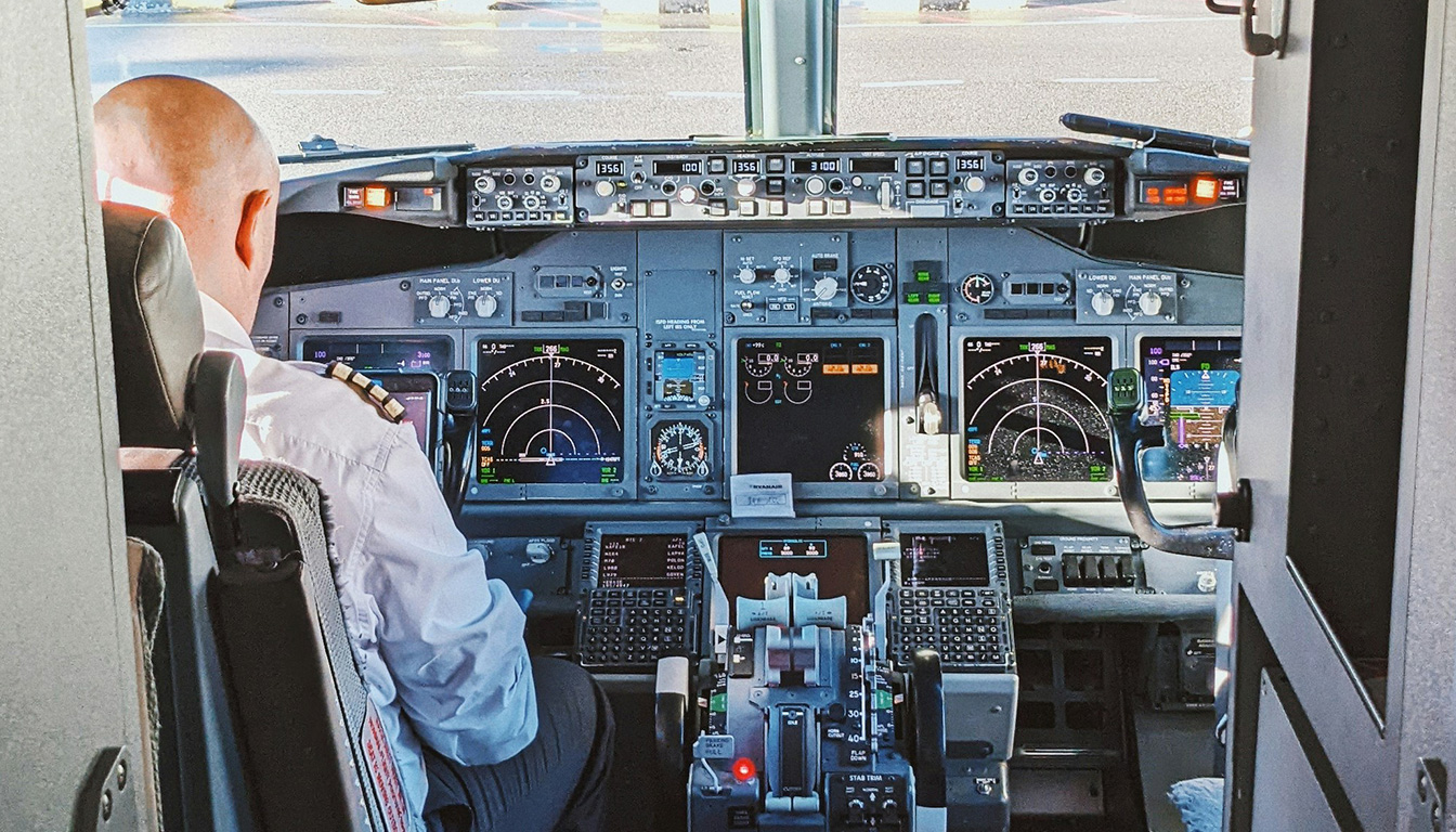 découvrez le salaire d'un commandant de bord chez air france : montant brut, net, salaire mensuel et variation selon le type d’appareil piloté.