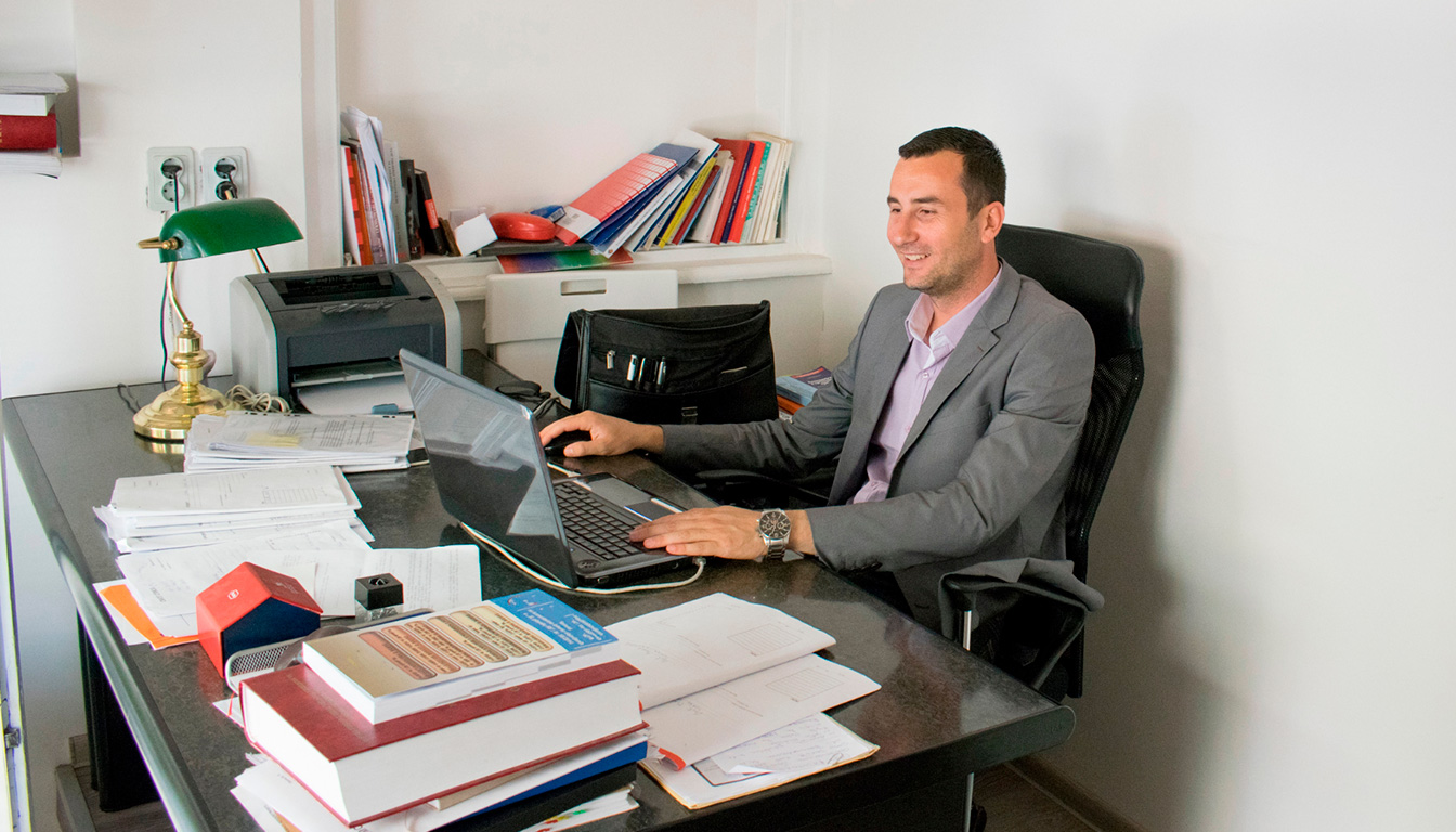 découvrez combien gagne un clerc de notaire en france et à l'étranger, avec les salaires en début de carrière, en fin de parcours et les variations selon les pays.