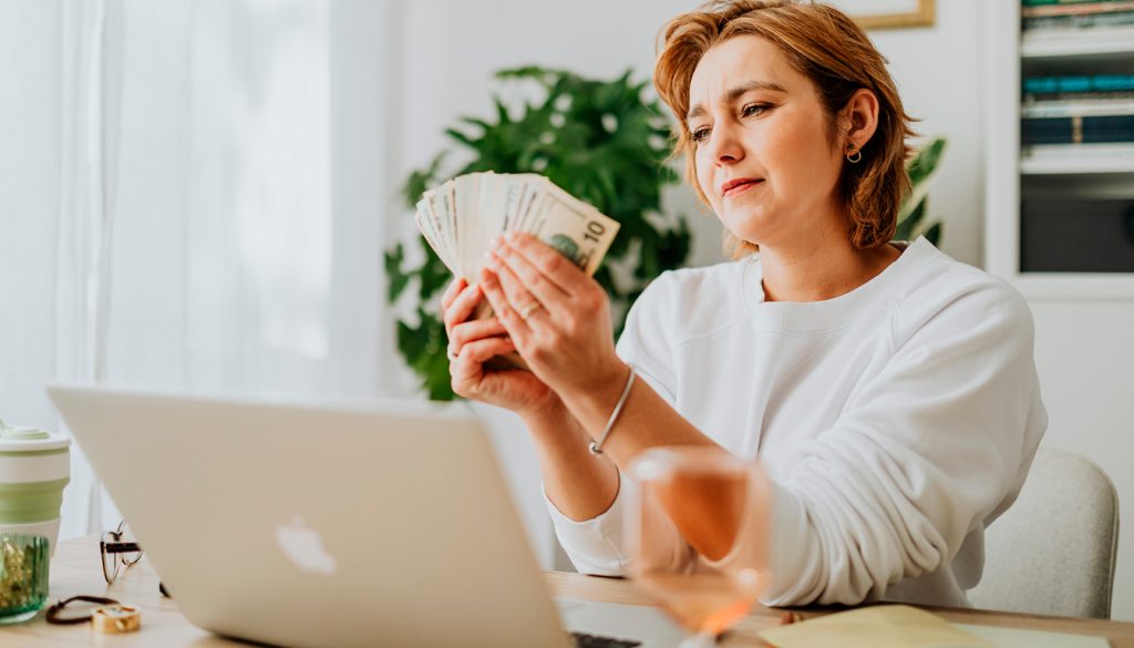 découvrez l'évolution du smic depuis 1970, avec les montants historiques, les valeurs nettes ajustées et l'analyse des hausses du salaire minimum au fil des décennies.