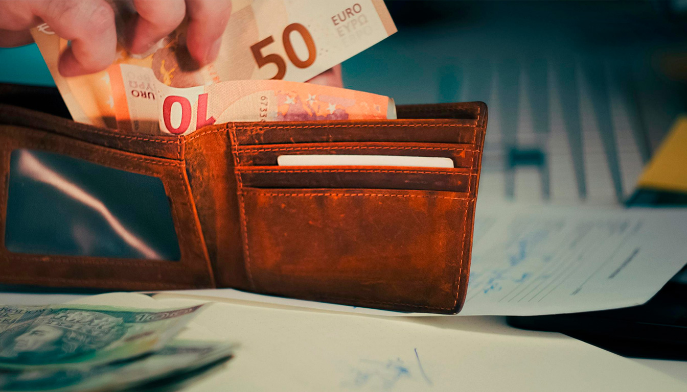 découvrez l'évolution détaillée du smic en france depuis 1970, avec les montants historiques, les valeurs nettes et l'analyse des hausses du salaire minimum.