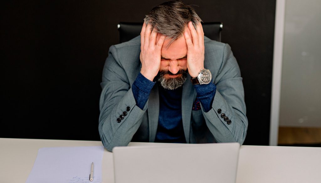 découvrez si un employeur peut porter plainte contre un ancien salarié, les droits en vigueur, les motifs possibles et les procédures à suivre.