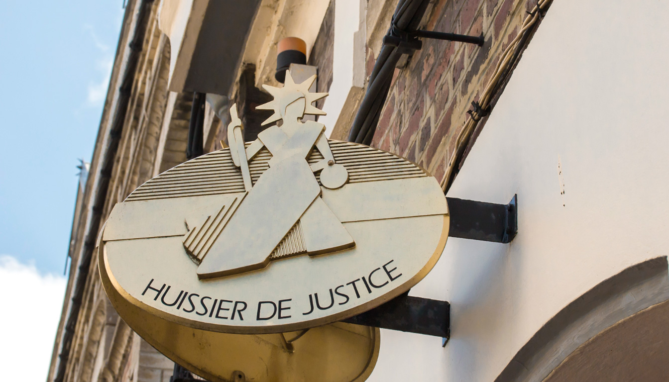 découvrez combien gagne un clerc de notaire en début et en fin de carrière, avec une comparaison des salaires selon les pays.