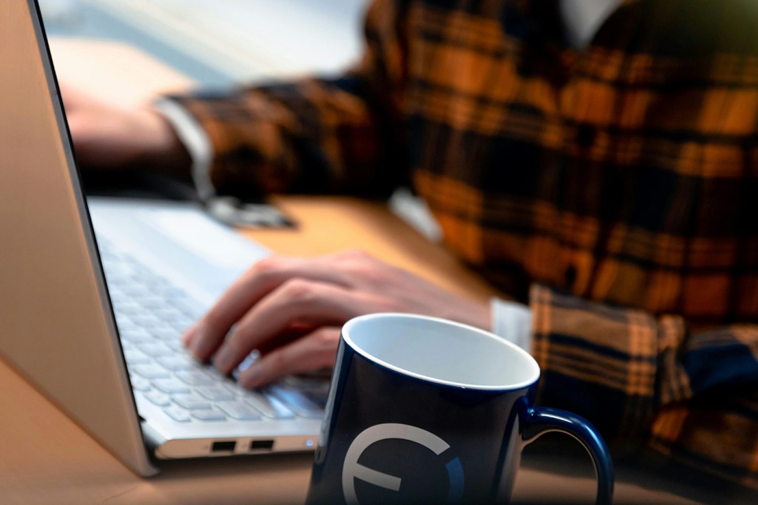 2000 brut en net : calcul précis et exemples selon votre situation