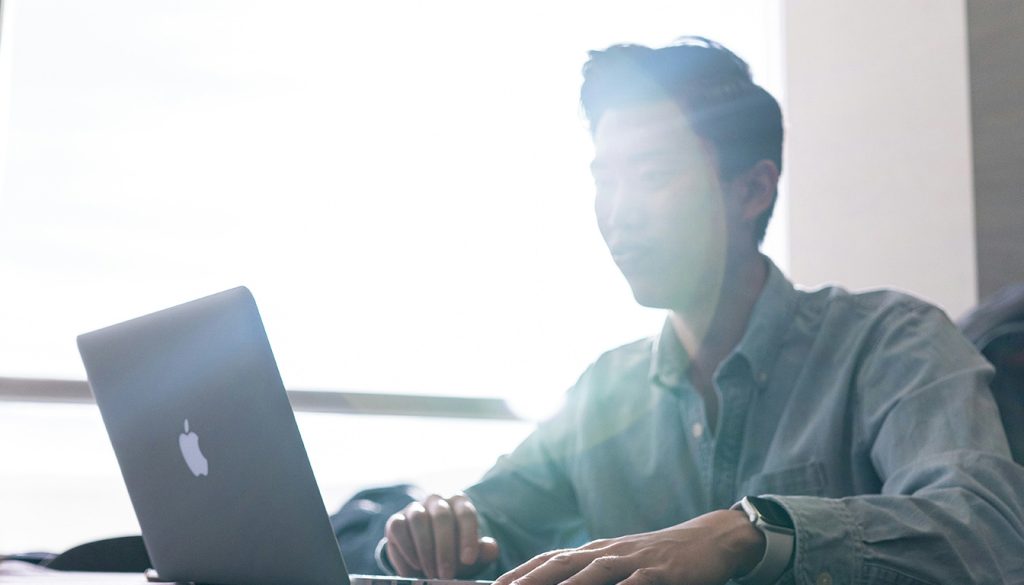 découvrez comment convertir facilement votre salaire brut en net avec nos simulateurs, formules précises et astuces indispensables pour bien comprendre votre fiche de paie.