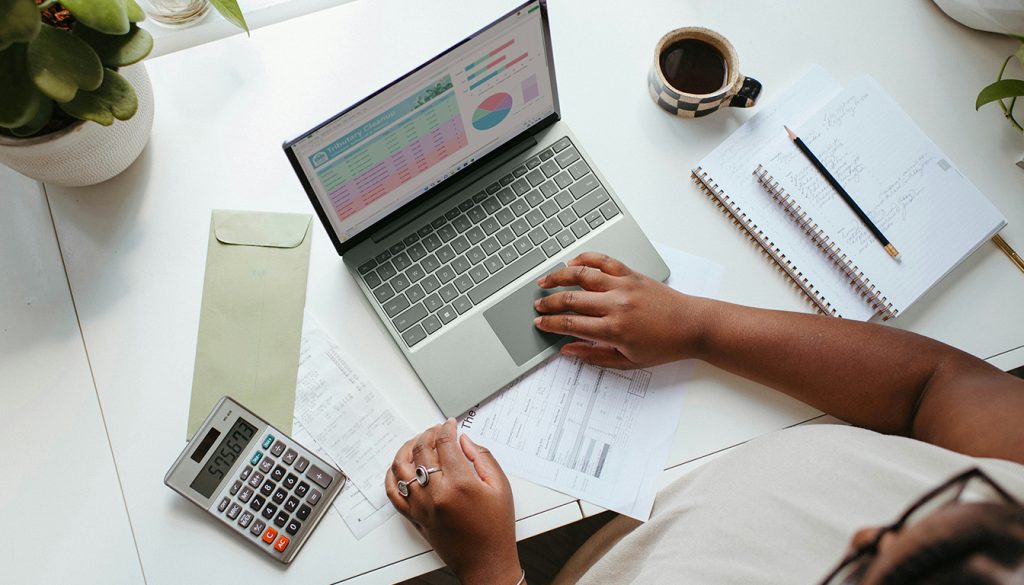 découvrez le montant du smic horaire brut et net en 2026, son évolution récente et comment calculer précisément votre salaire.