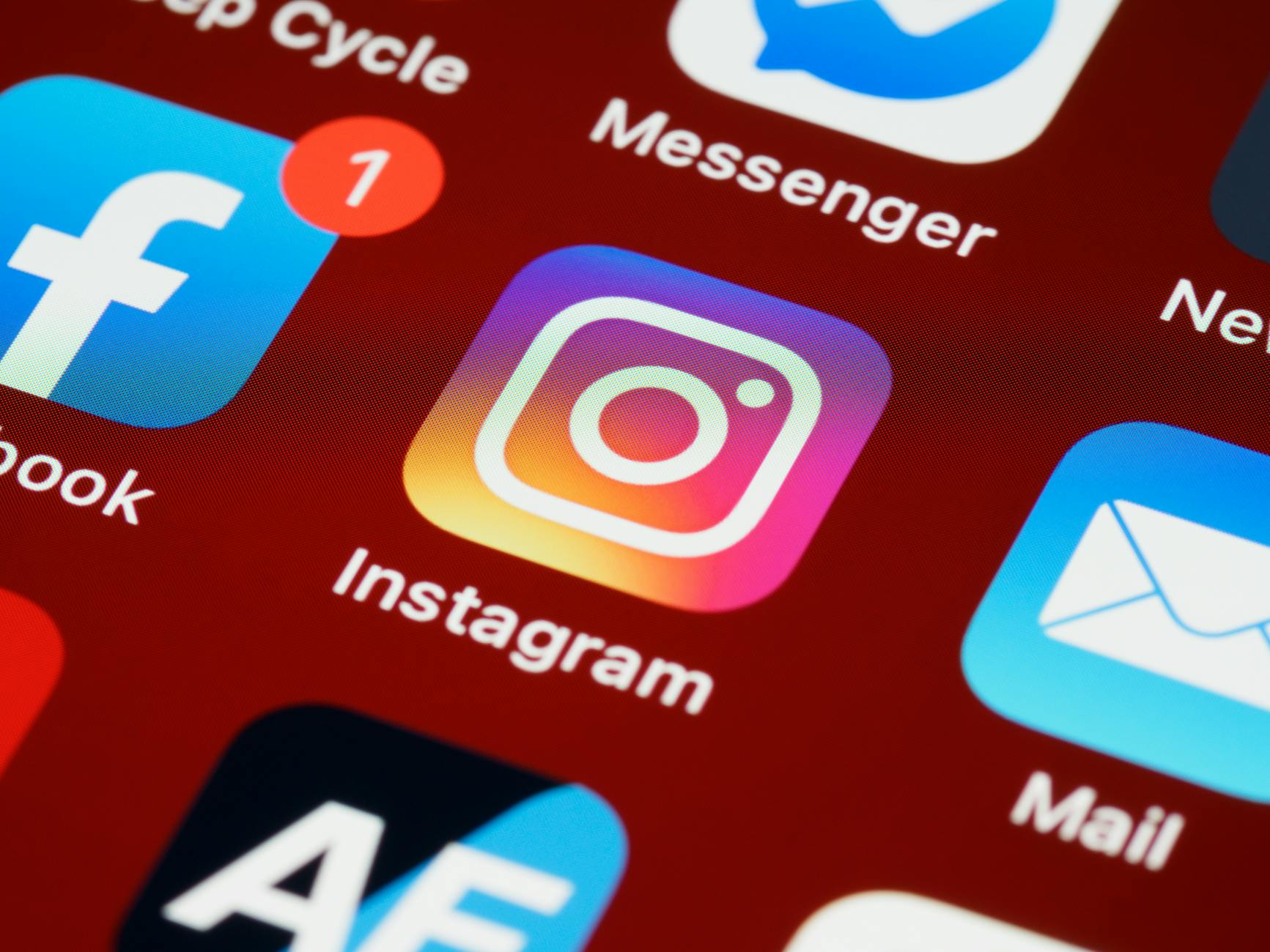 Comprendre les formats du logo Instagram et leurs usages concrets — logo Instagram sur écran de smartphone