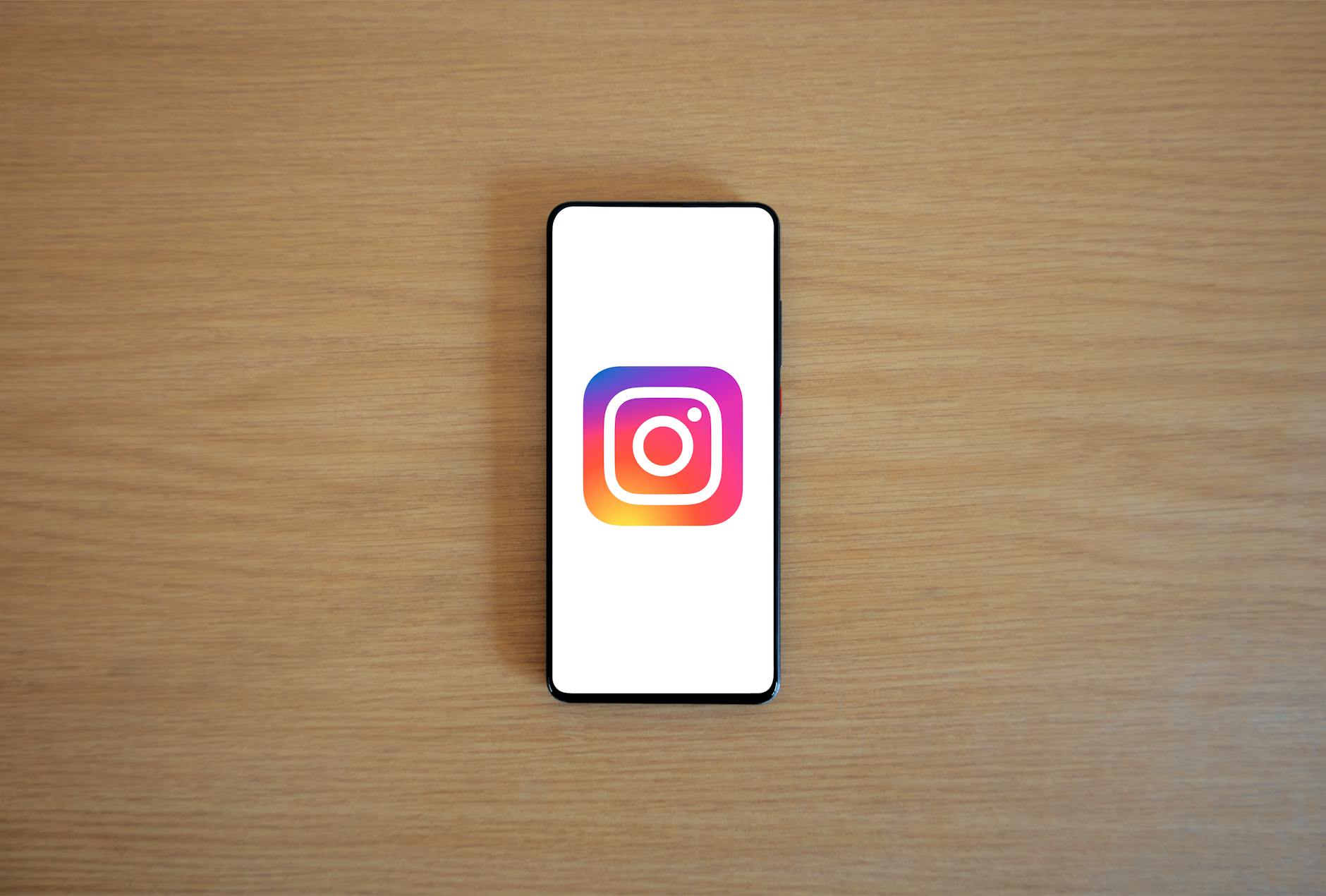 Logo Instagram formats, téléchargement et — logo Instagram sur écran de smartphone