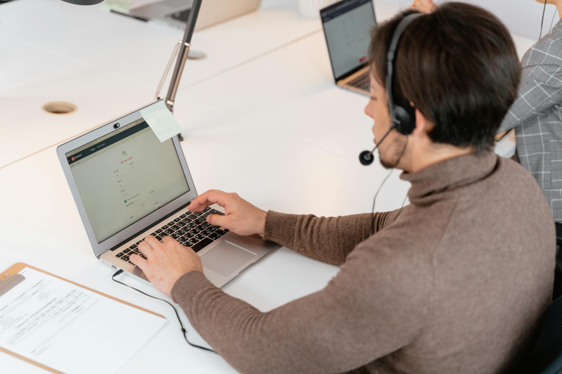 Connexion à Mon compte Caf et sécurisation de l’espace personnel Caf — personne utilisant des services gouvernementaux en ligne