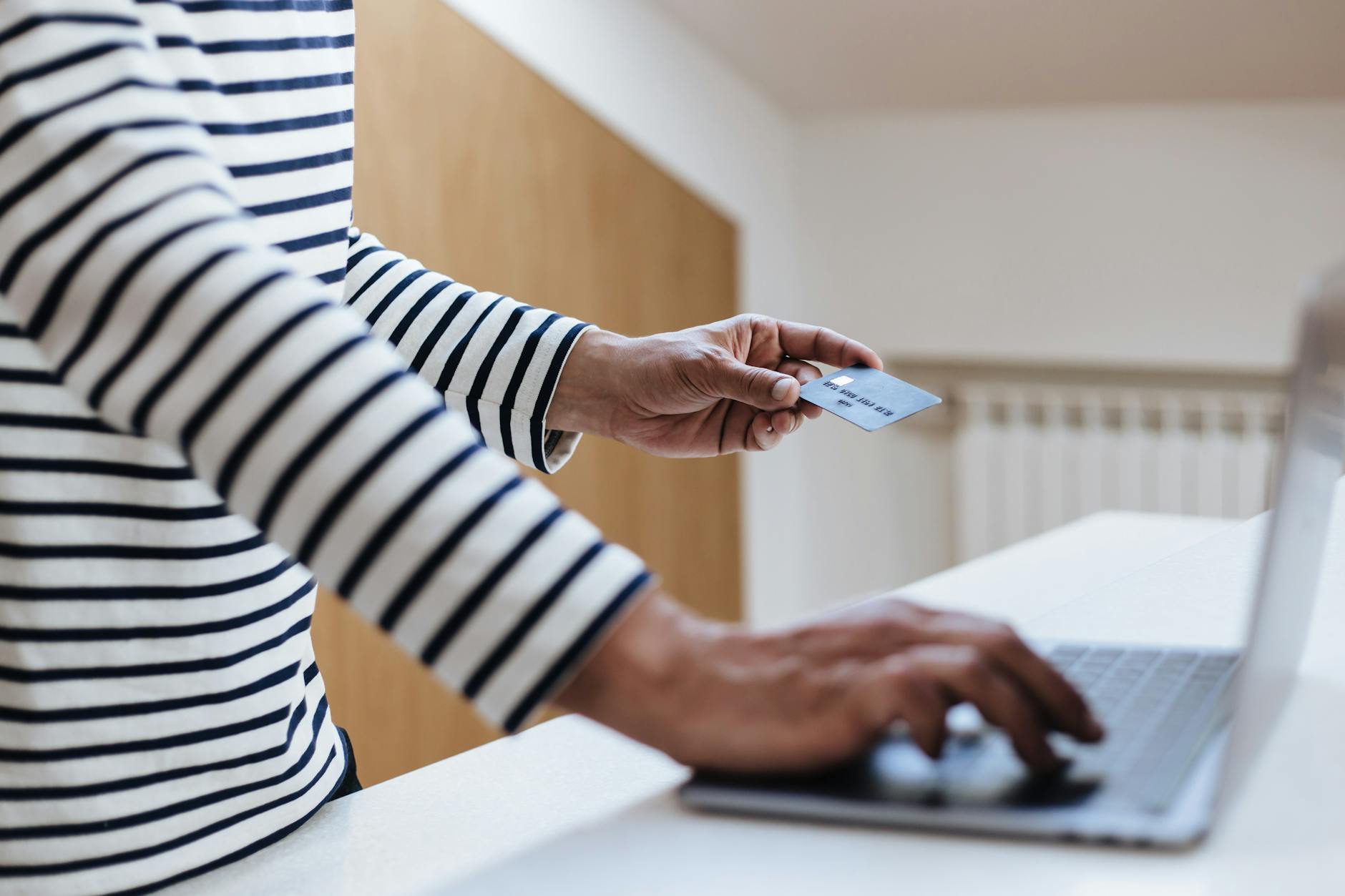 Mon compte Caf connexion, services — personne utilisant des services gouvernementaux en ligne