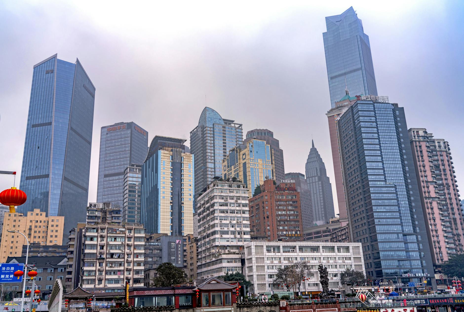 Salaire moyen en Chine : chiffres clés et définitions à connaître — skyline de ville chinoise avec bureaux