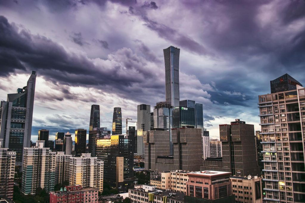 Salaire moyen en Chine chiffres — skyline de ville chinoise avec bureaux