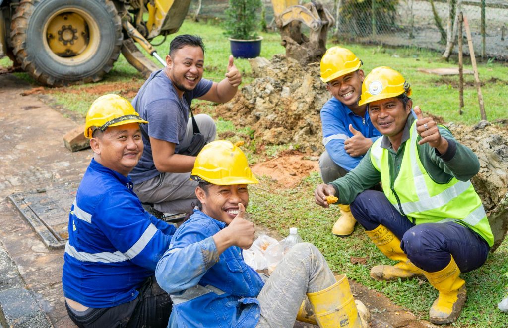 15 métiers faciles et bien — travailleurs heureux sur un chantier