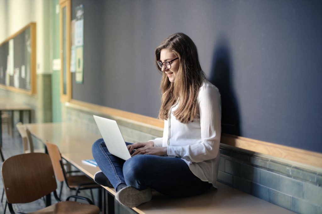 ENT Université d’Artois connexion, Moodle — étudiant utilisant un ordinateur portable