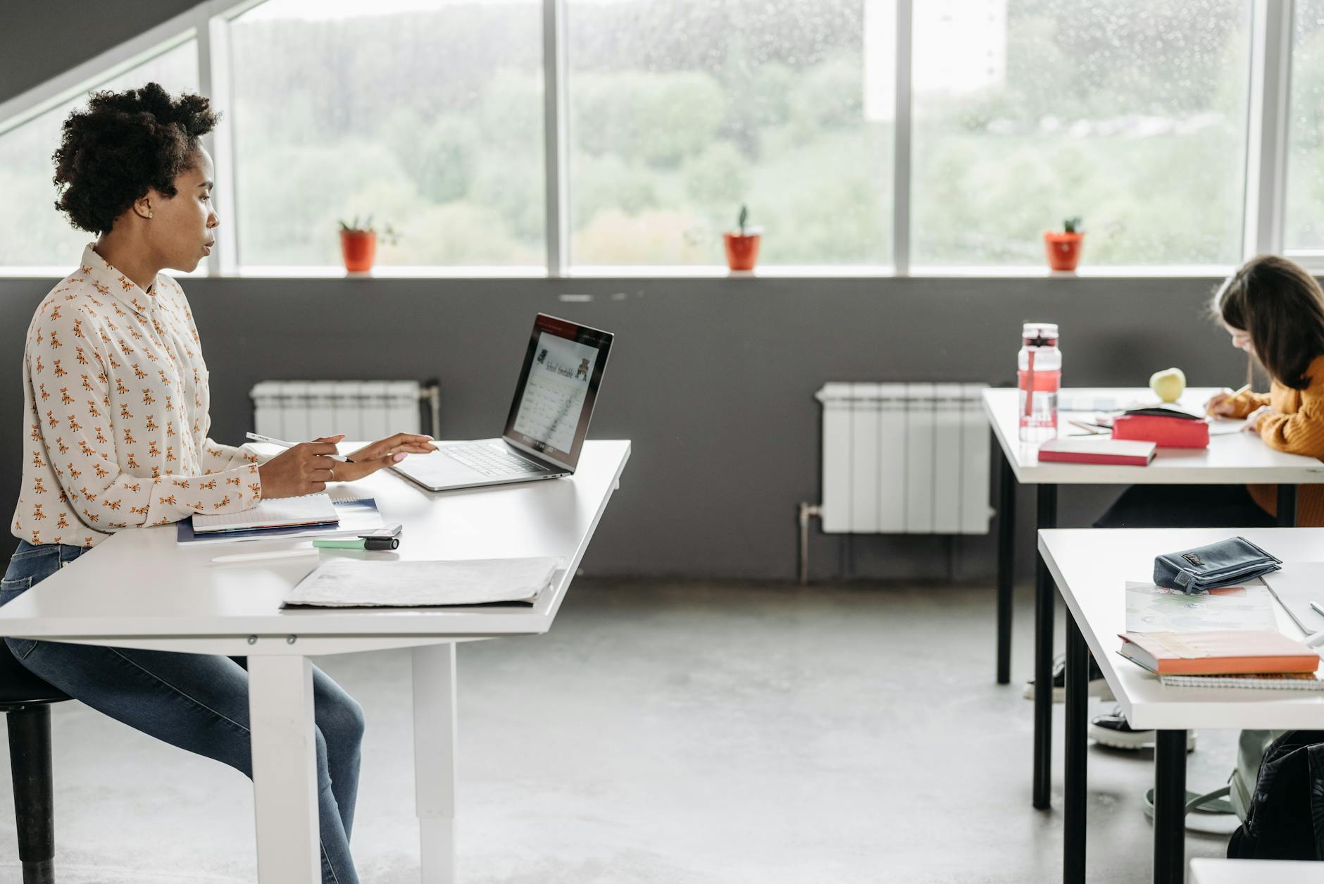 IProf Créteil et portail Arena : comprendre le duo indispensable pour l’accès sécurisé — enseignant utilisant une plateforme éducative sur ordinateur