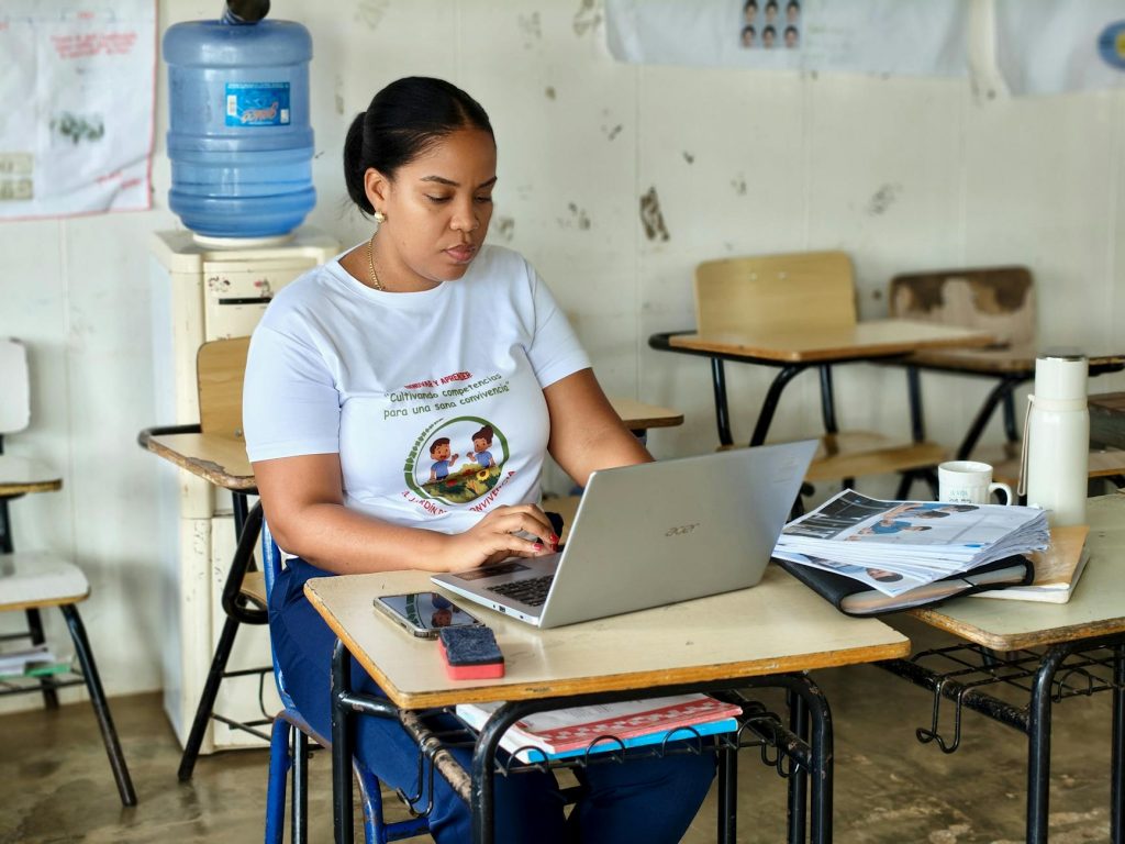 iProf Créteil connexion Arena, messagerie — enseignant utilisant une plateforme éducative sur ordinateur