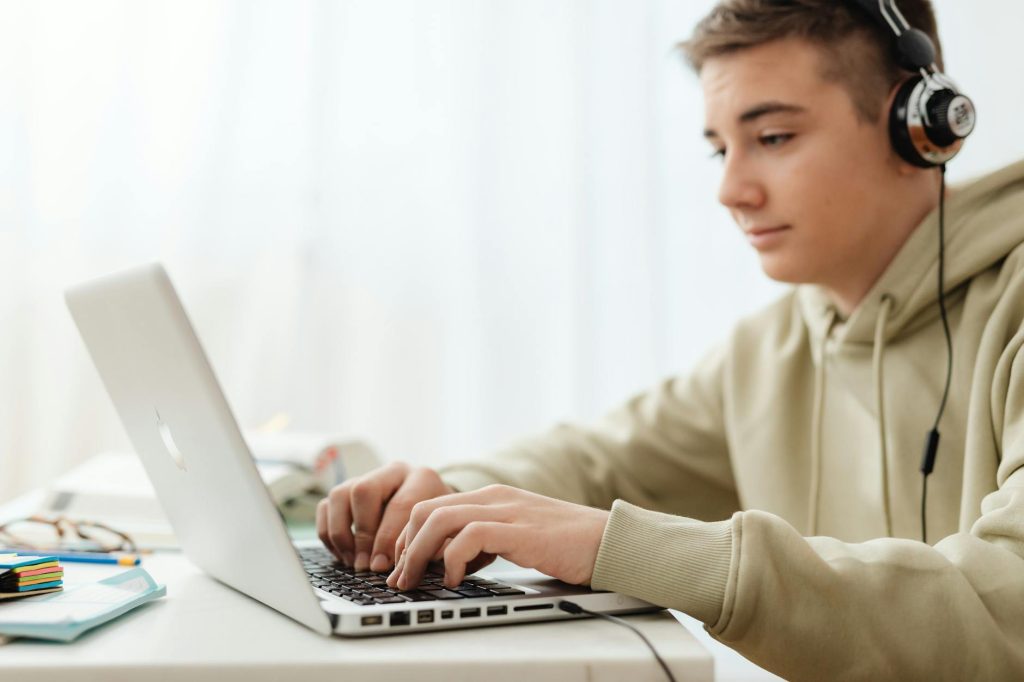 iProf Lyon connexion Arena, webmail — étudiant utilisant un ordinateur portable