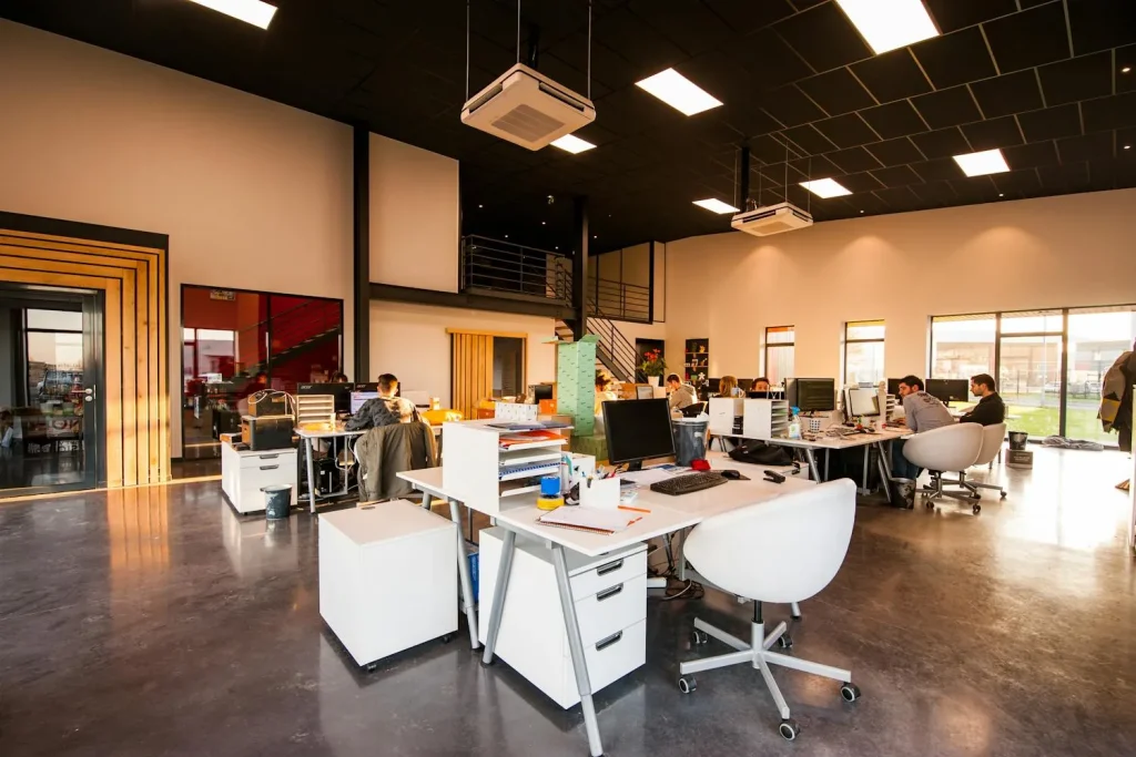 Open space PME avec plusieurs postes de travail et collaborateurs