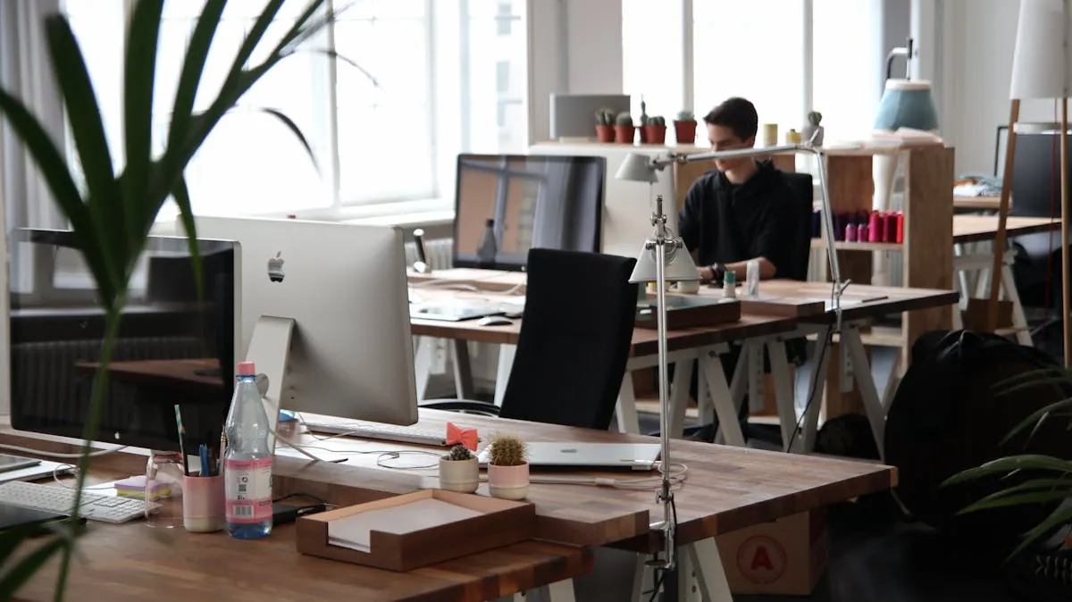 Poste de travail dans un atelier créatif avec iMac et plante