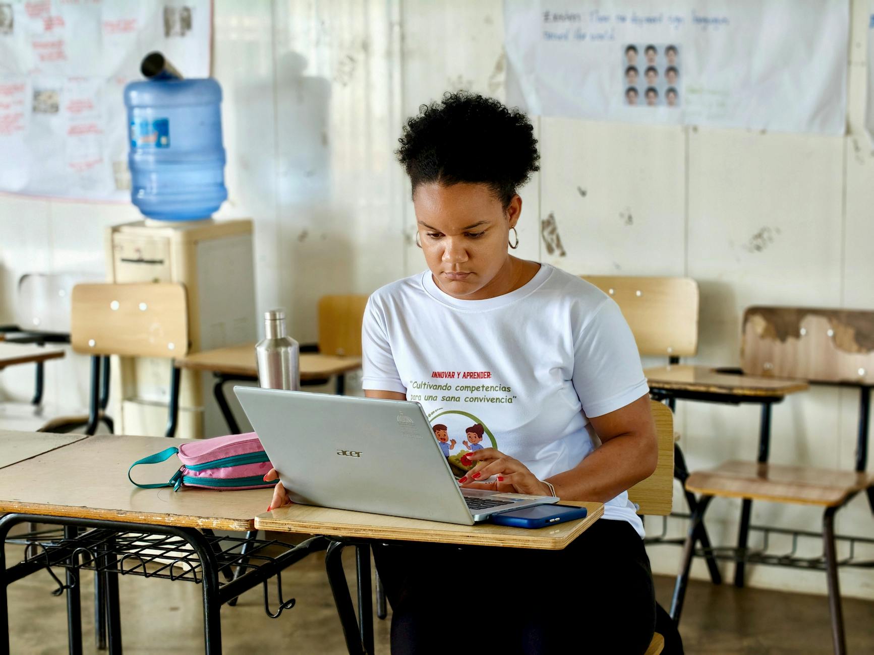 Portail Arena Bordeaux et webmail académique : la vraie porte d’entrée des enseignants — enseignant utilisant un ordinateur portail en ligne