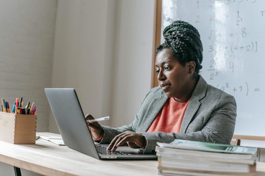 Se connecter à iProf Bordeaux — enseignant utilisant un ordinateur portail en ligne