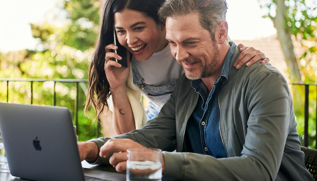 Augmentation CAF février 2025 : panorama des nouvelles règles et objectifs officiels — famille recevant une aide financière