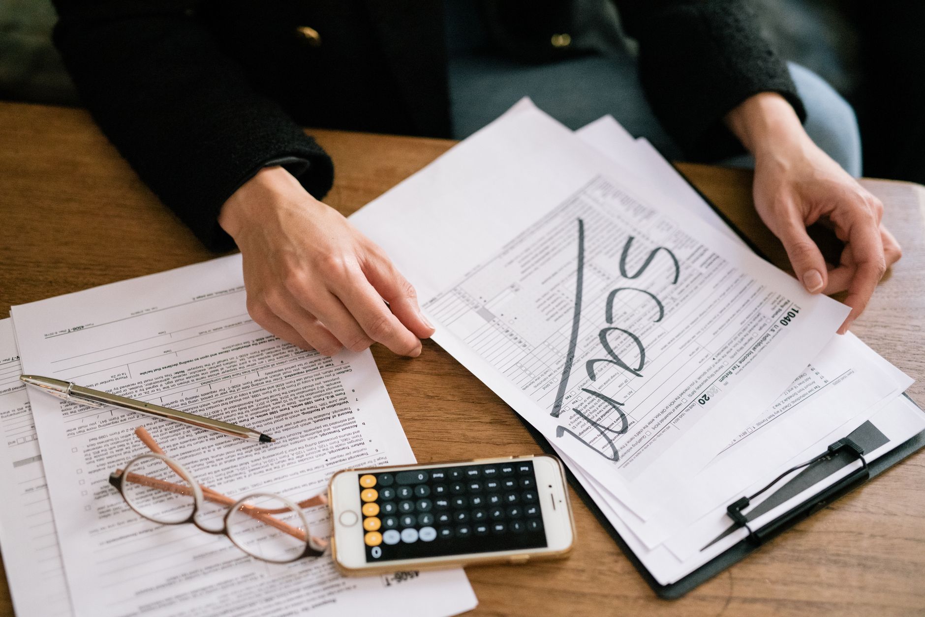 Déclaration d’impôt 2025 dates limites, — formulaires fiscaux et calculatrice sur bureau
