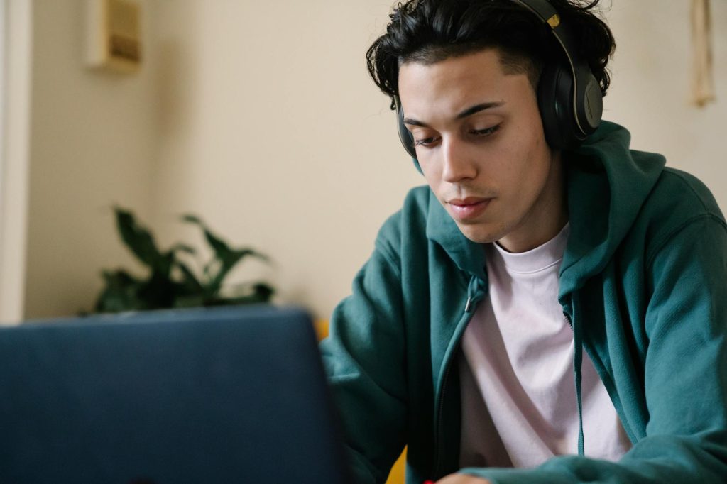 ENT UTT connexion, mail et — étudiant utilisant un ordinateur portable