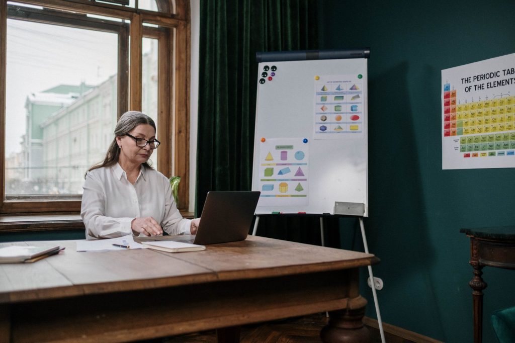 iProf Orléans-Tours connexion PIA, webmail — enseignant utilisant un ordinateur en classe