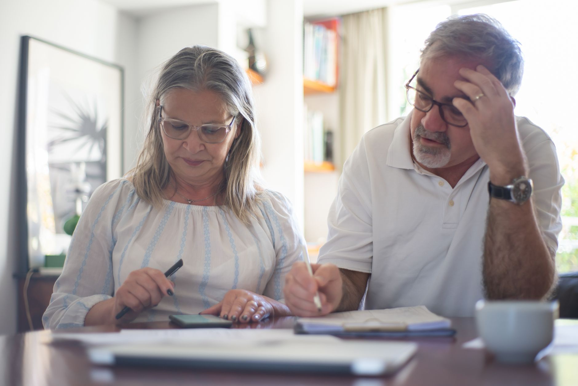 La pension de réversion est-elle vraiment versée à vie pour la retraite de base ? — couple âgé discutant finances