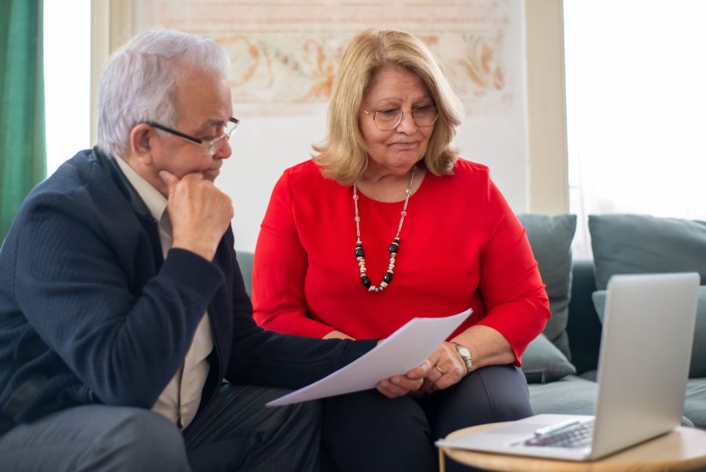 La pension de réversion est-elle — couple âgé discutant finances