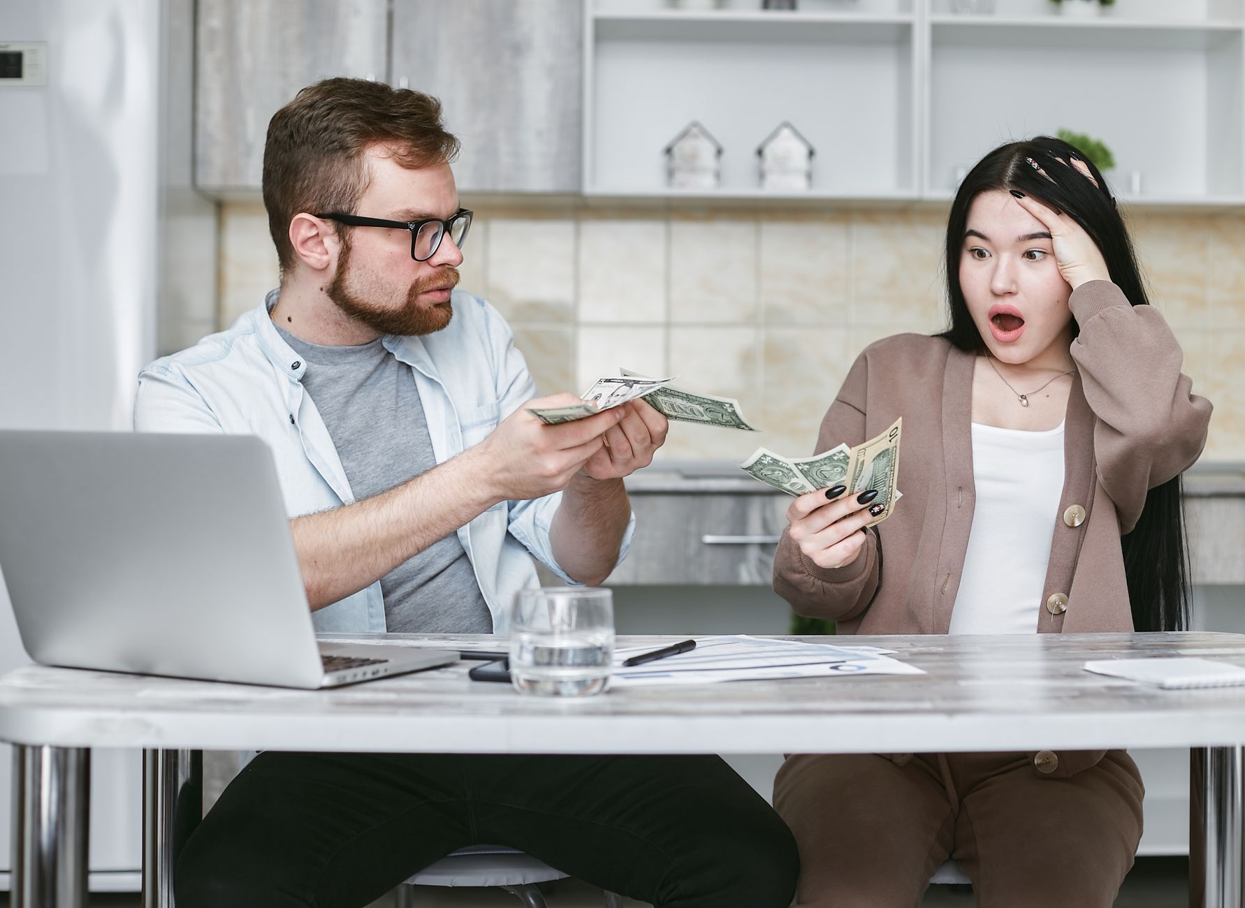Prime d’activité et salaire maximum : repères 2026 selon votre foyer — famille discutant des finances à la maison