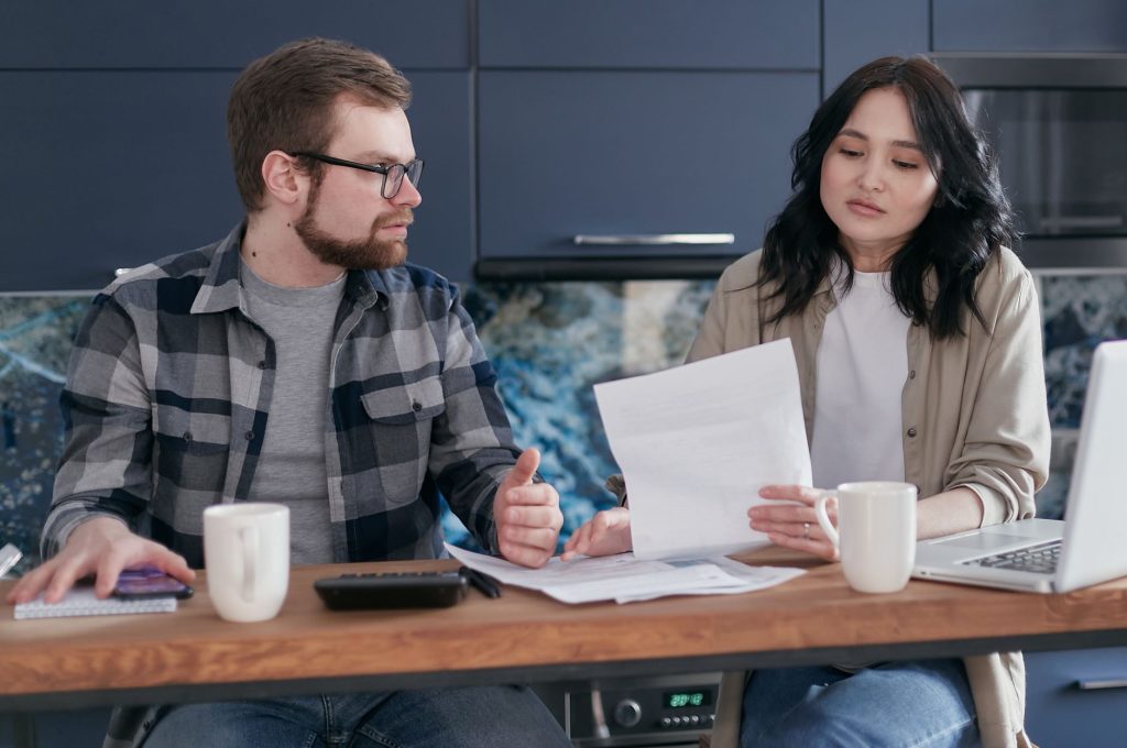 Prime d’activité salaire maximum pour — famille discutant des finances à la maison
