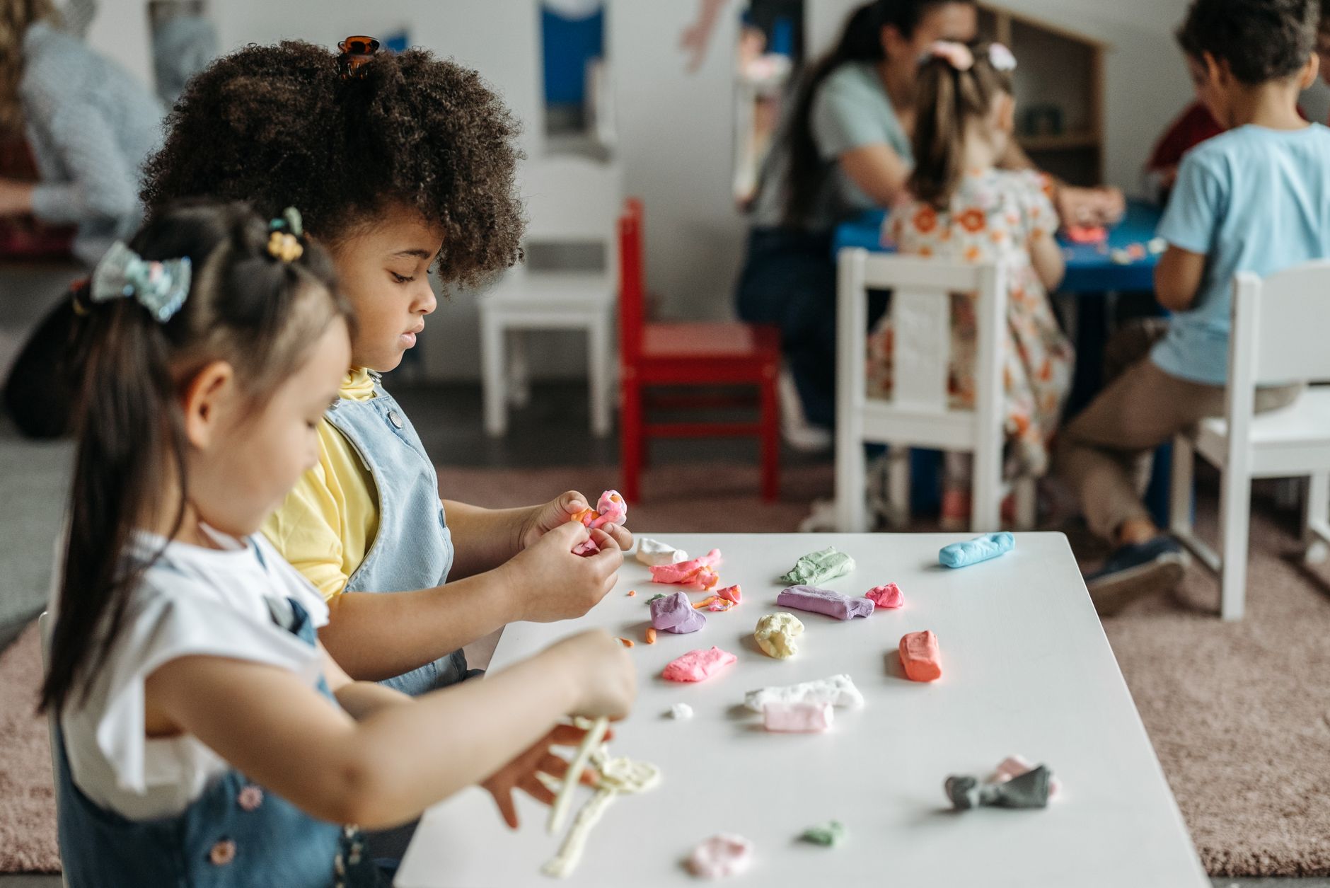 1. Travailler en crèche après un CAP Accompagnant Éducatif Petite Enfance : agent de crèche et personnel de halte-garderie — enfants jouant dans une crèche