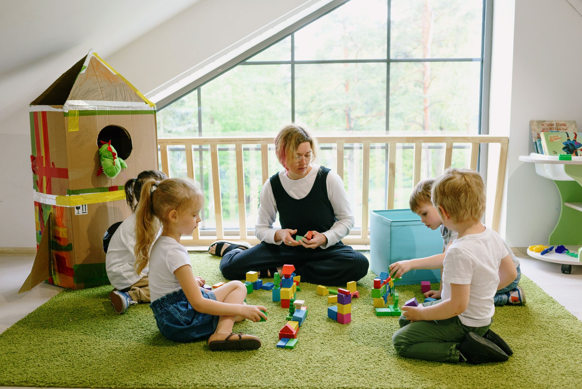 10 métiers accessibles avec un — enfants jouant dans une crèche