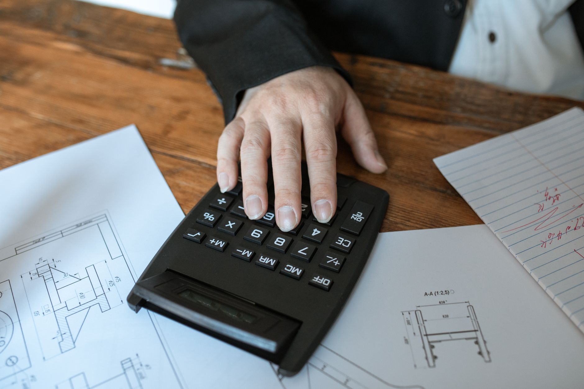 35 heures par semaine en heures mensuelles : formule officielle et pièges à éviter — bureau avec horloge et calculatrice