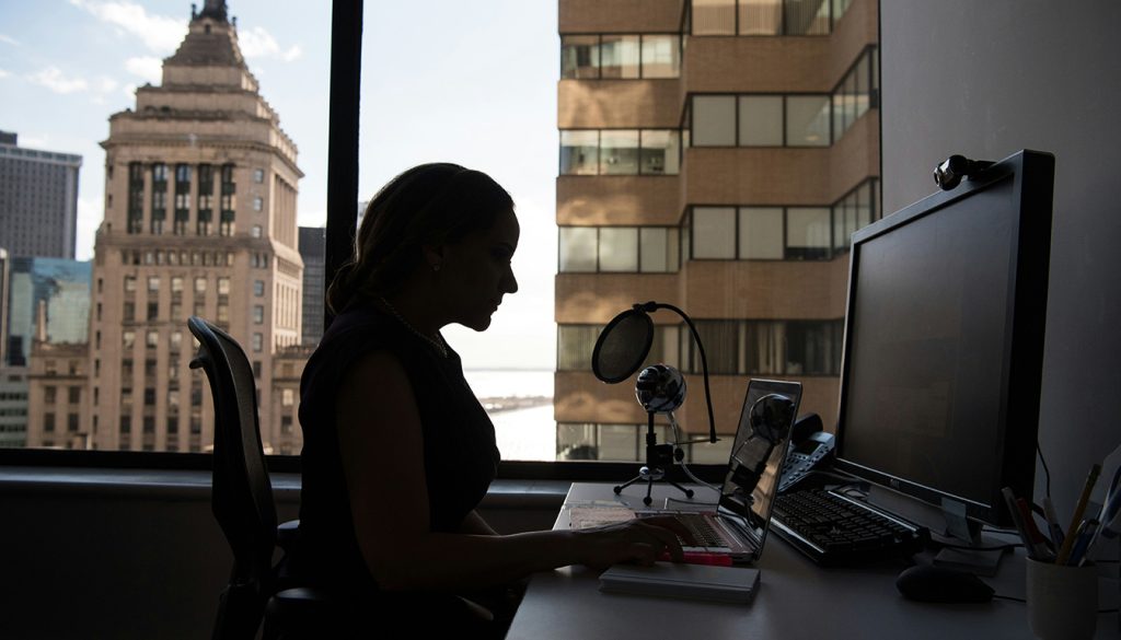 Contrat 39 h et calcul heures mensuelles : comment on arrive à 169 heures par mois — bureau avec documents