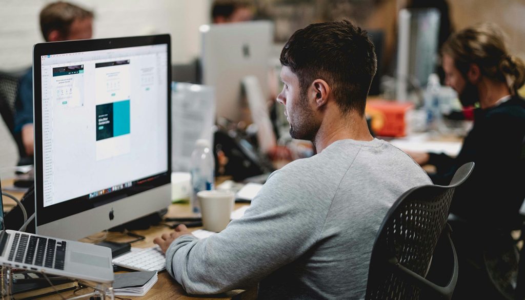 Contrat 39 h combien d’heures — bureau avec horloge et documents