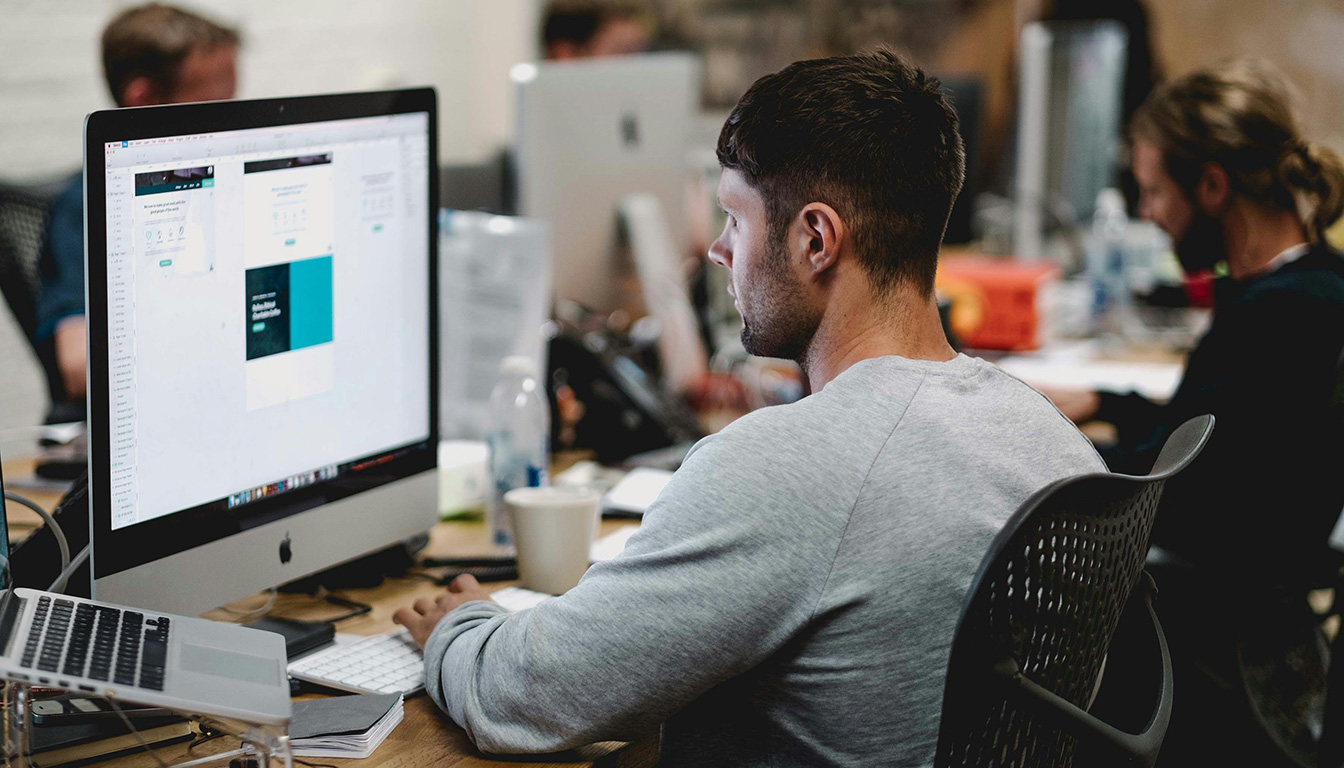 Contrat 39 h combien d’heures — bureau avec horloge et documents