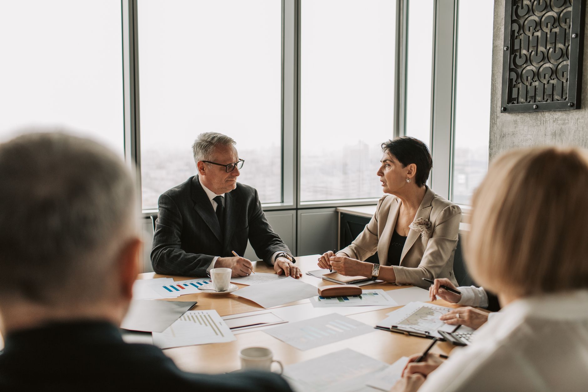 Combien coûte vraiment un salarié — réunion d'affaires discussion sur salaire