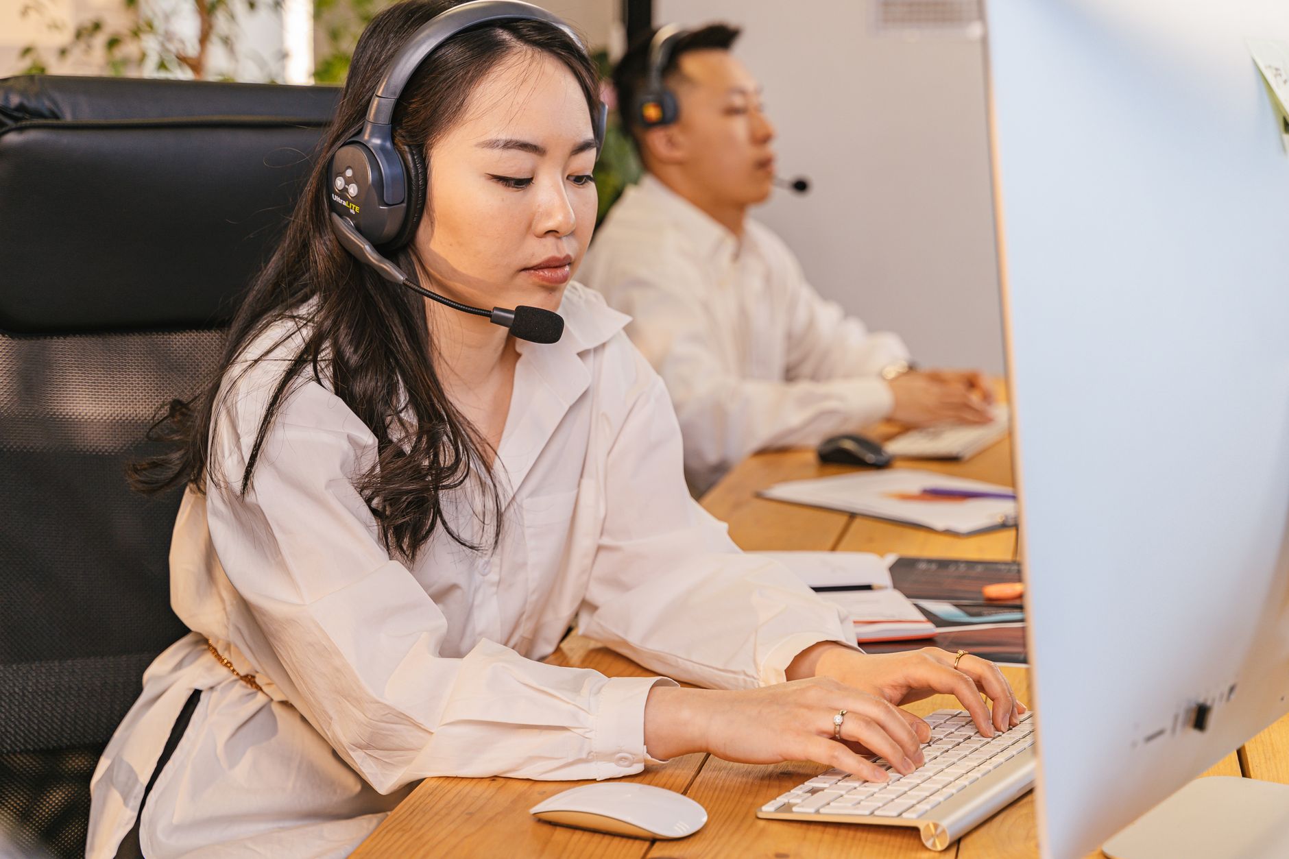 Métiers sans diplôme dans le commerce et la relation client&nbsp;: des jobs accessibles qui ouvrent des portes — représentant service client au travail