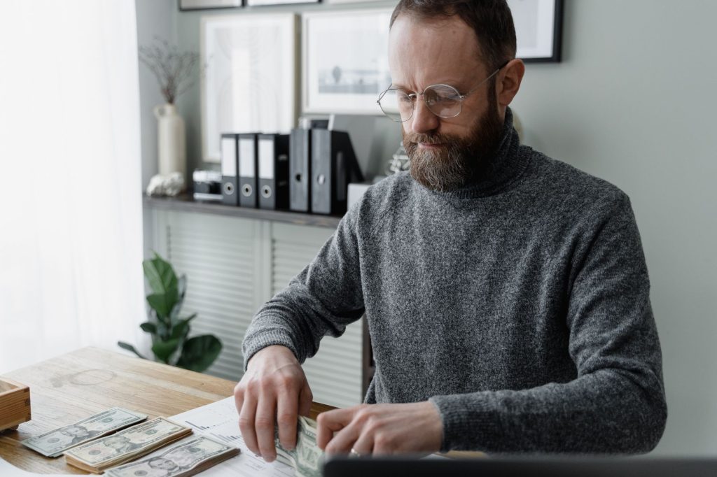 Quel salaire minimum pour toucher — personne calculant salaire au bureau