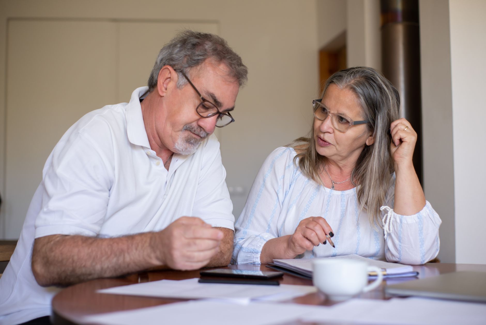 Revalorisation Agirc-Arrco novembre 2025 : entre hausse espérée et gel confirmé — couple de retraités discutant finances