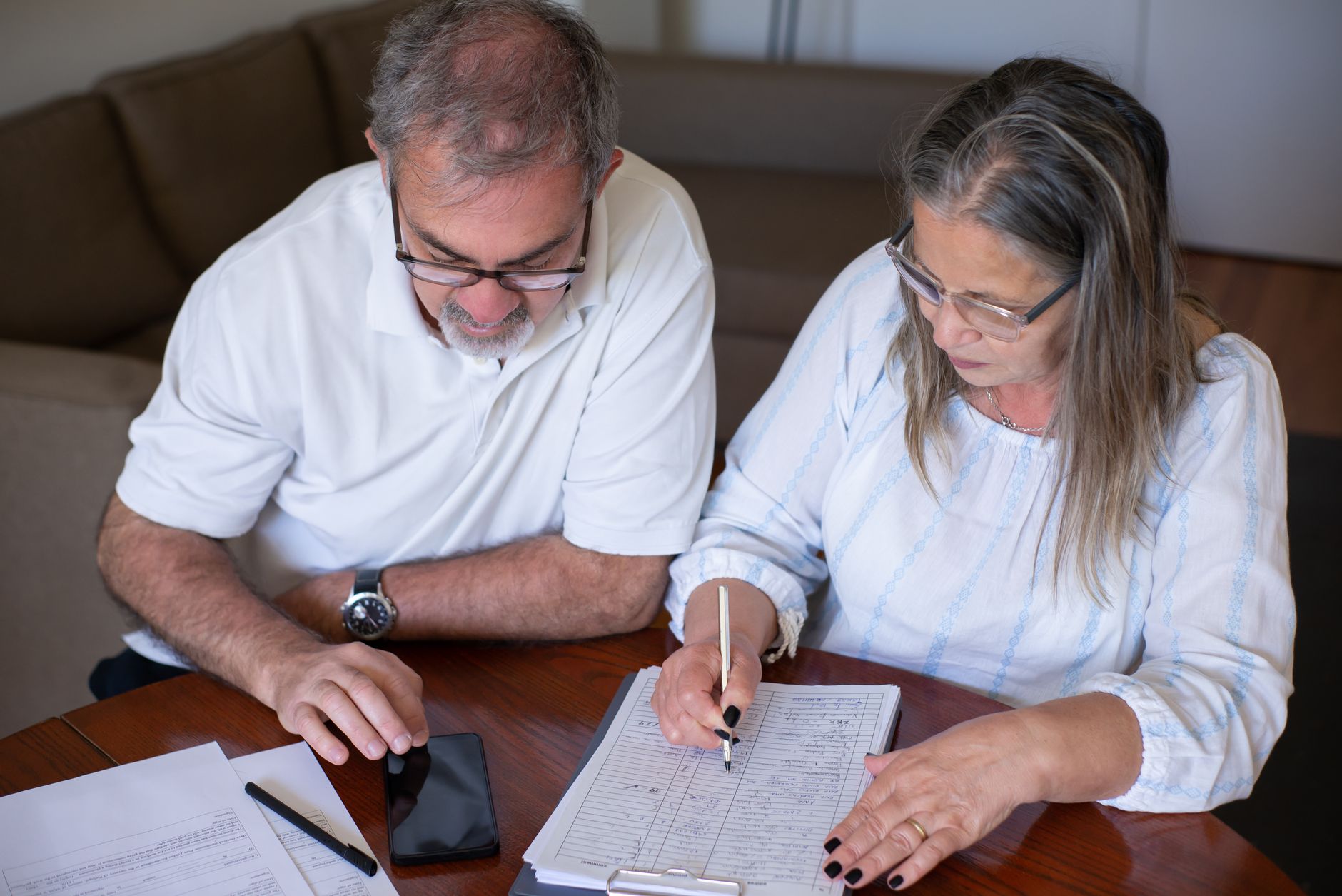 Revalorisation Agirc-Arrco novembre 2025 ce — couple de retraités discutant finances