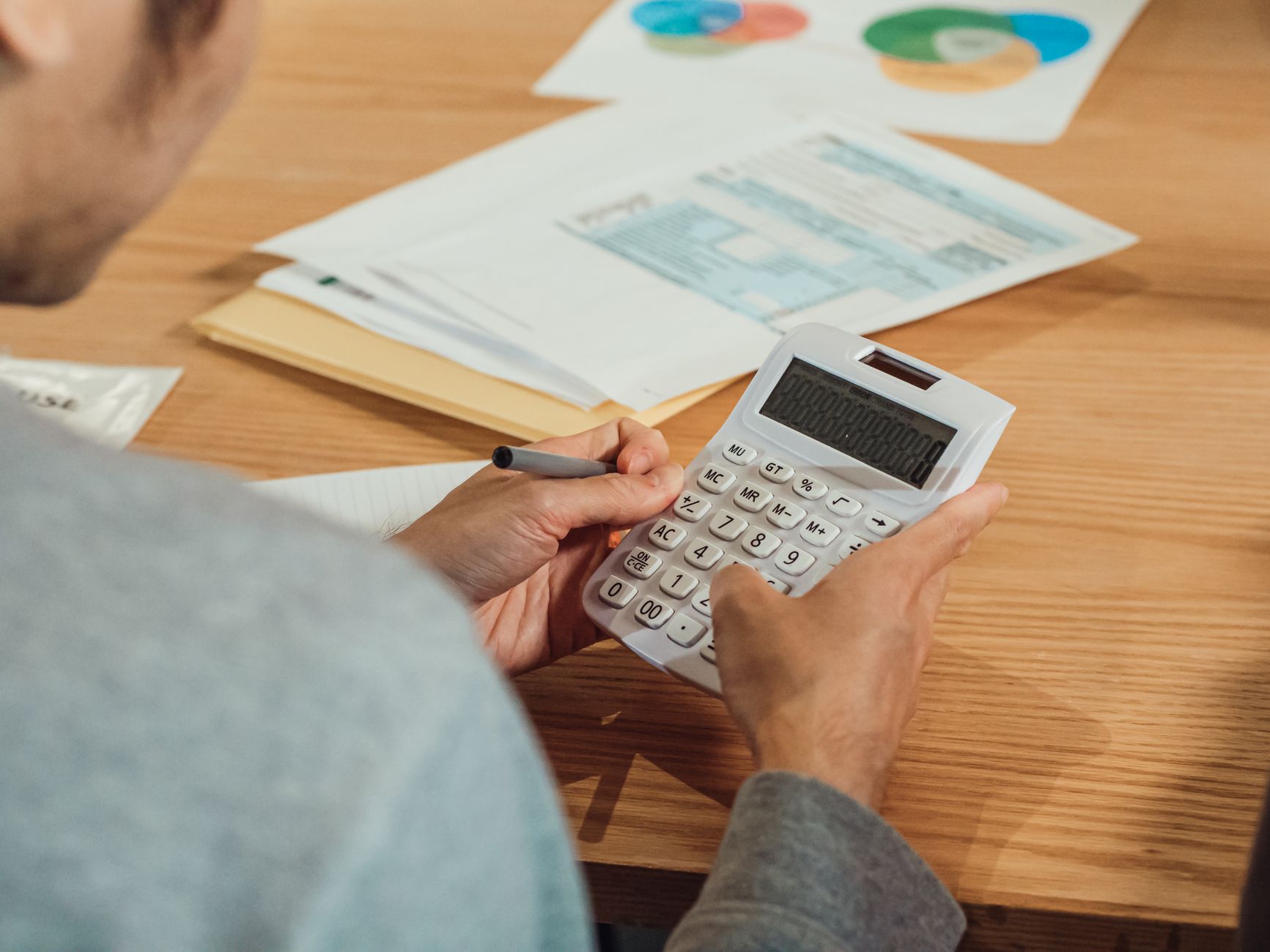 Salaire net 1 200 euros : ordre de grandeur de l’allocation chômage ARE — personne calculant les allocations chômage