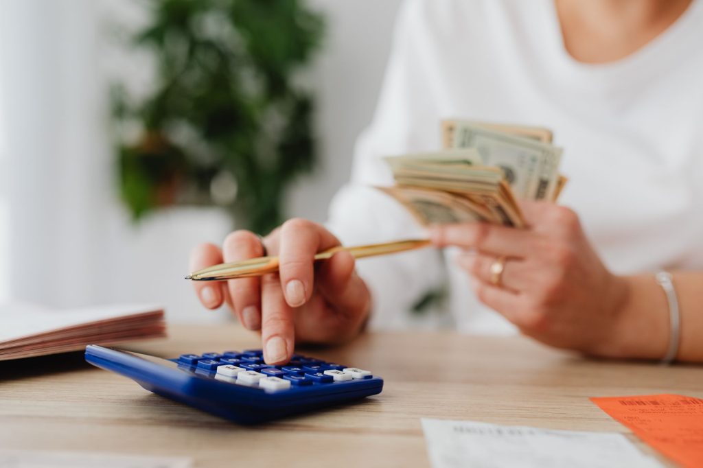 Salaire 1 200 € net — personne calculant les allocations chômage