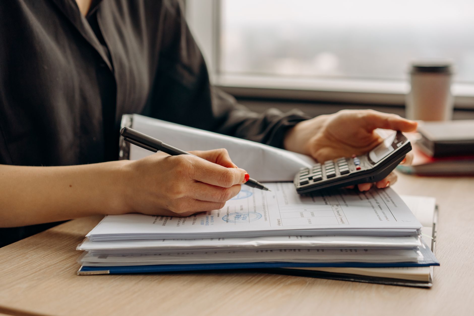Salaire 1 500 € net — personne calculant les allocations chômage